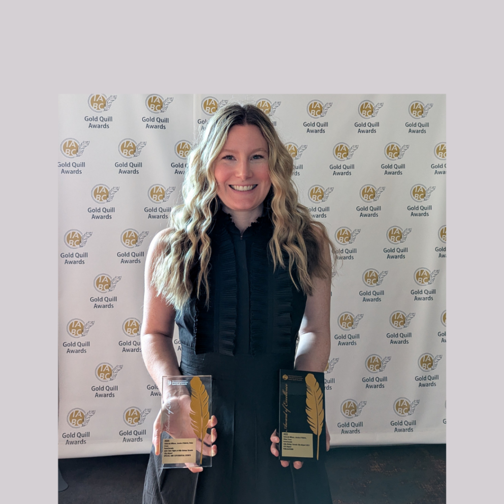 Une représentante de l’aéroport lors de la remise des prix Gold Quill de l’IABC.