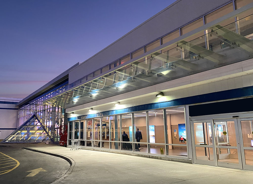 L’entrée éclairée du pavillon continental de l’Aéroport Billy Bishop.