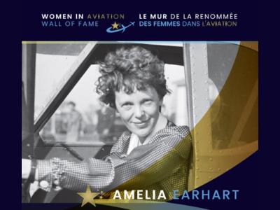 Amelia Earhart présentée sur le Mur de la renommée des femmes dans l’aviation de l’aéroport.