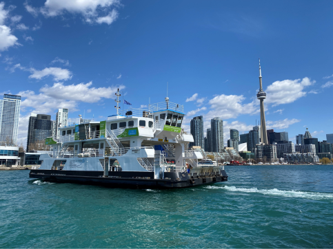 Le traversier Marilyn Bell traverse le port devant le panorama de Toronto.