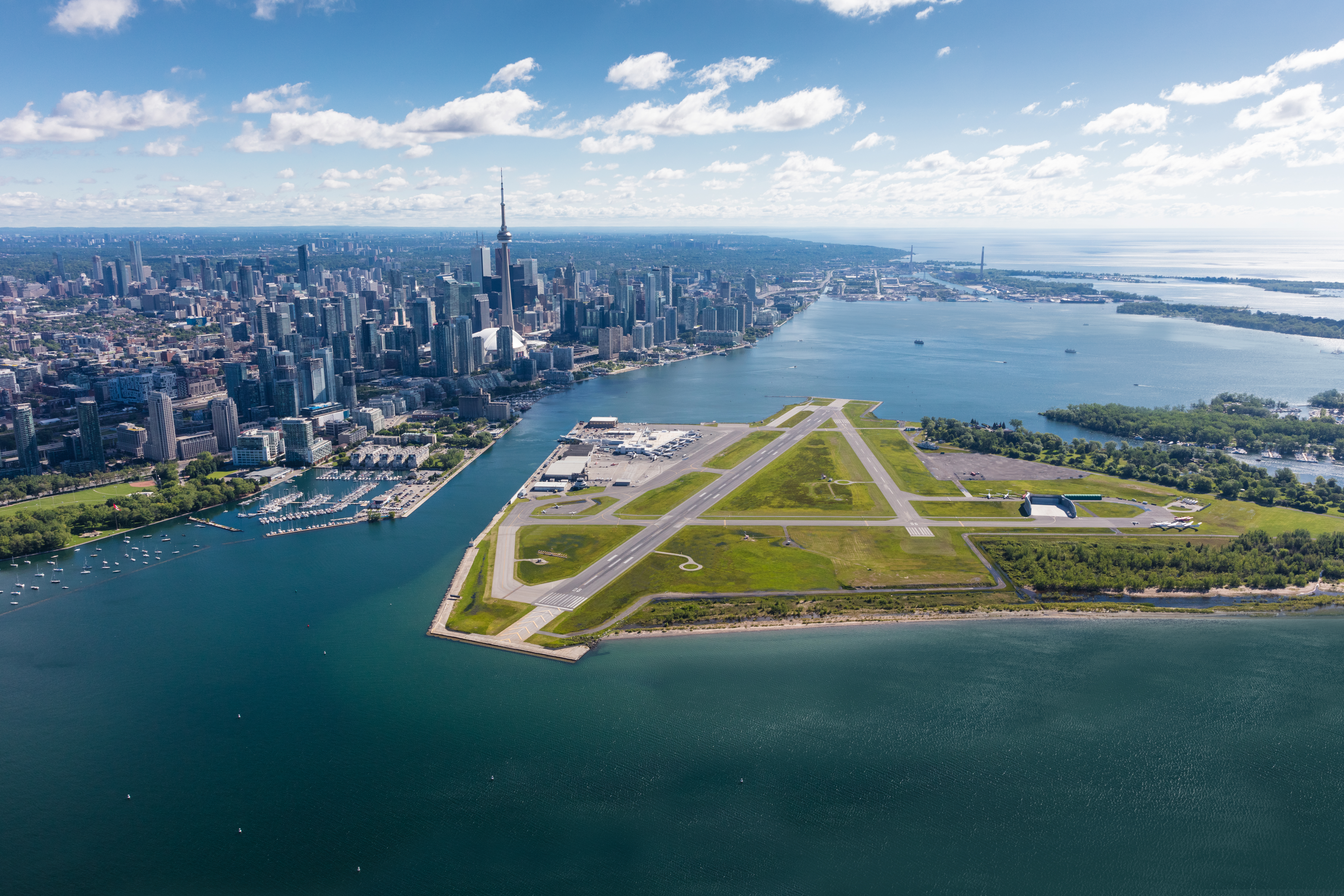 Vue aérienne de l’Aéroport Billy Bishop, du secteur riverain et du centre-ville de Toronto.