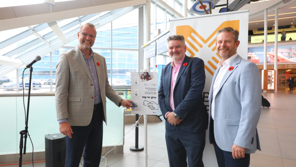Des représentants lors de l’annonce de la collecte de dons pour Daily Bread dans l’atrium de l’aéroport.