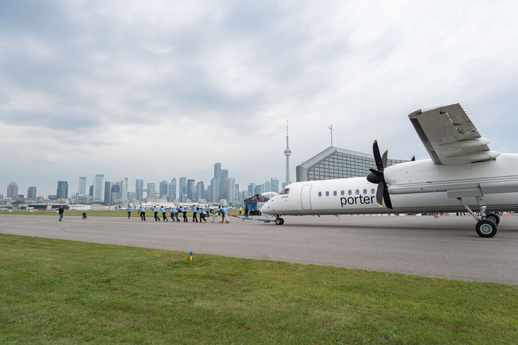 Des participants à Haul for Hope tirent un avion sur l’aire de trafic de l’aéroport.