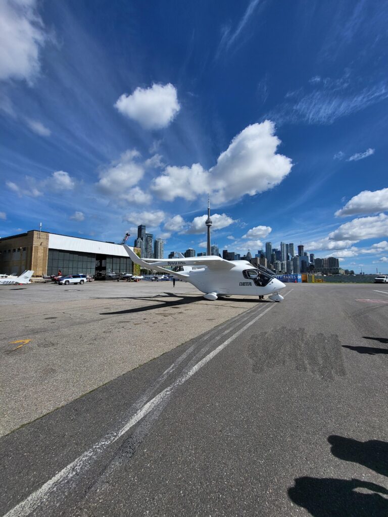 L’aéronef ALIA de BETA Technologies sur l’aire de trafic de l’aéroport.