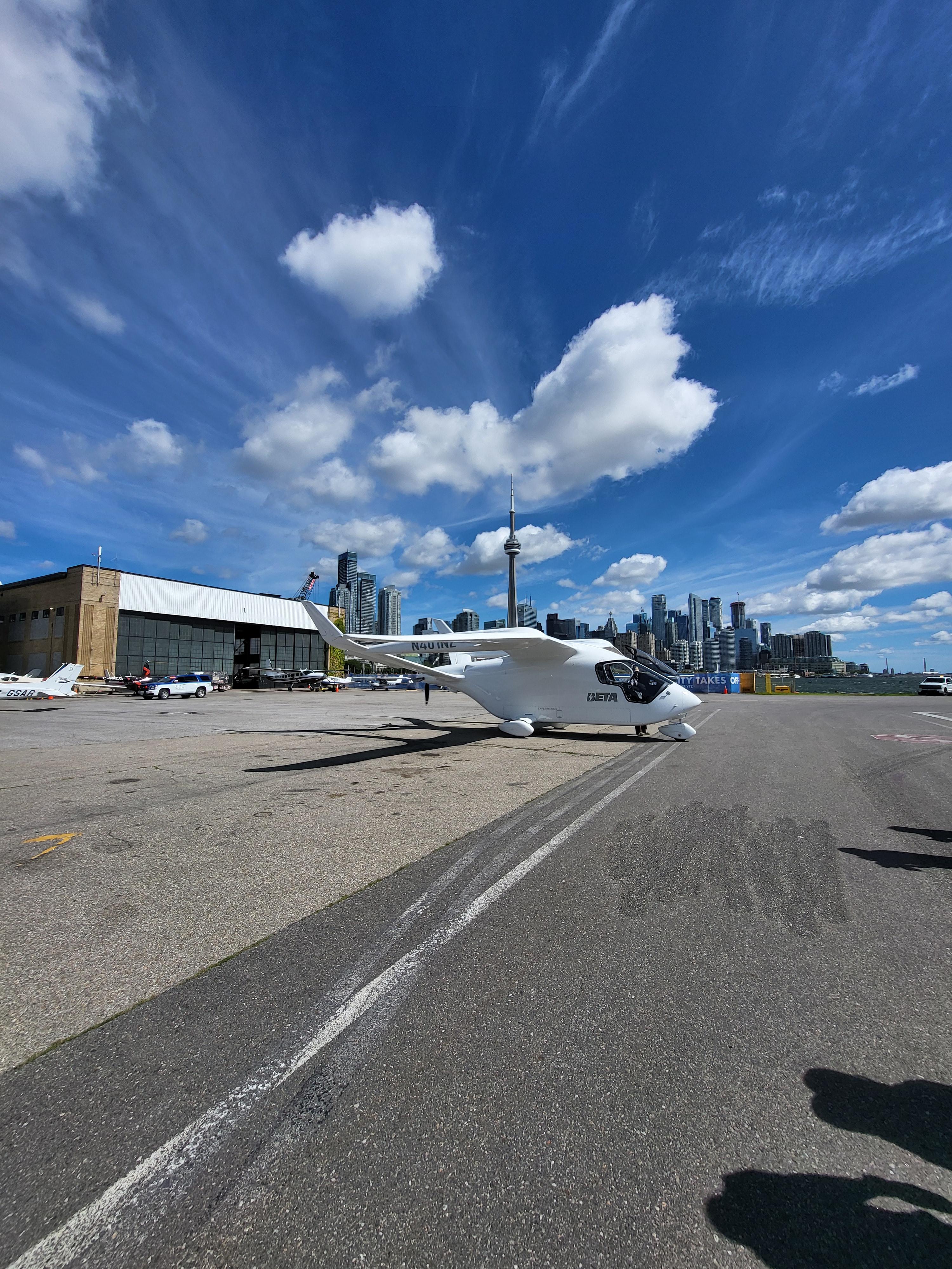 L’aéronef ALIA de BETA Technologies sur l’aire de trafic de l’aéroport.