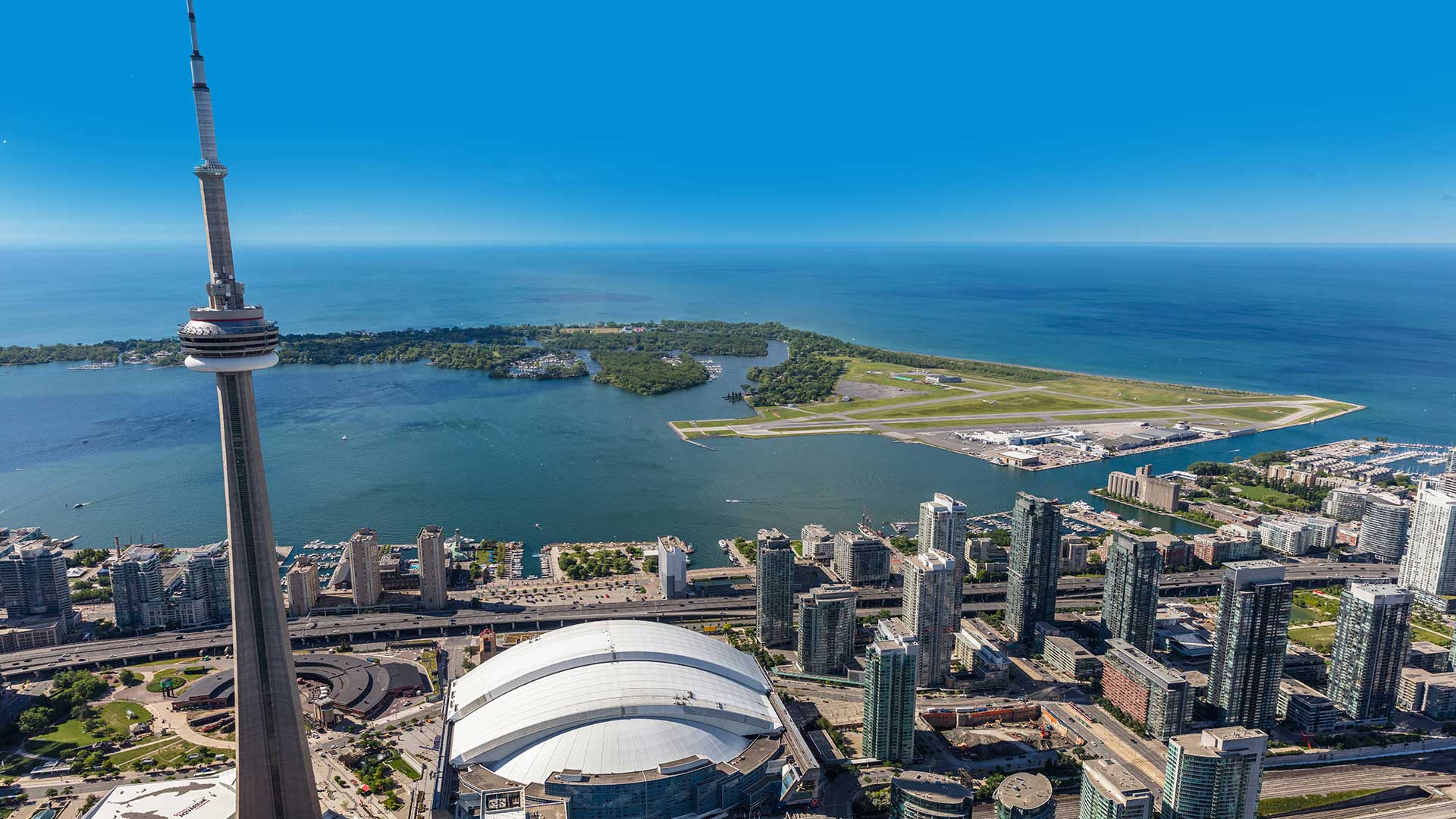 La Tour CN et le centre-ville de Toronto, avec l’Aéroport Billy Bishop de l’autre côté du port.