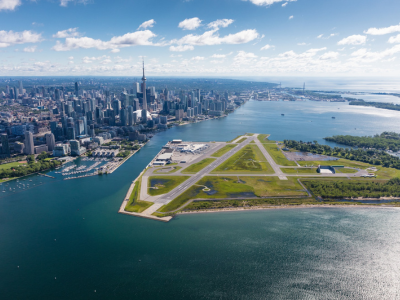 Vue aérienne de l’Aéroport Billy Bishop, du secteur riverain et du centre-ville de Toronto.