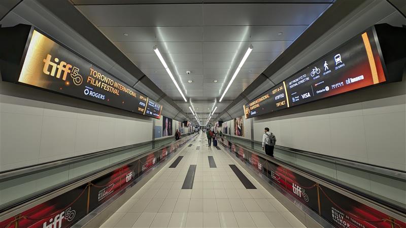 Photographies de l’exposition du TIFF présentées dans le tunnel piétonnier de l’aéroport.