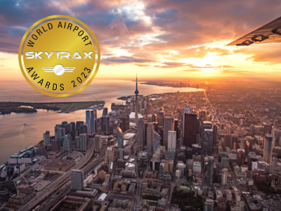 Emblème des World Airport Awards 2023 de Skytrax sur le panorama de Toronto.