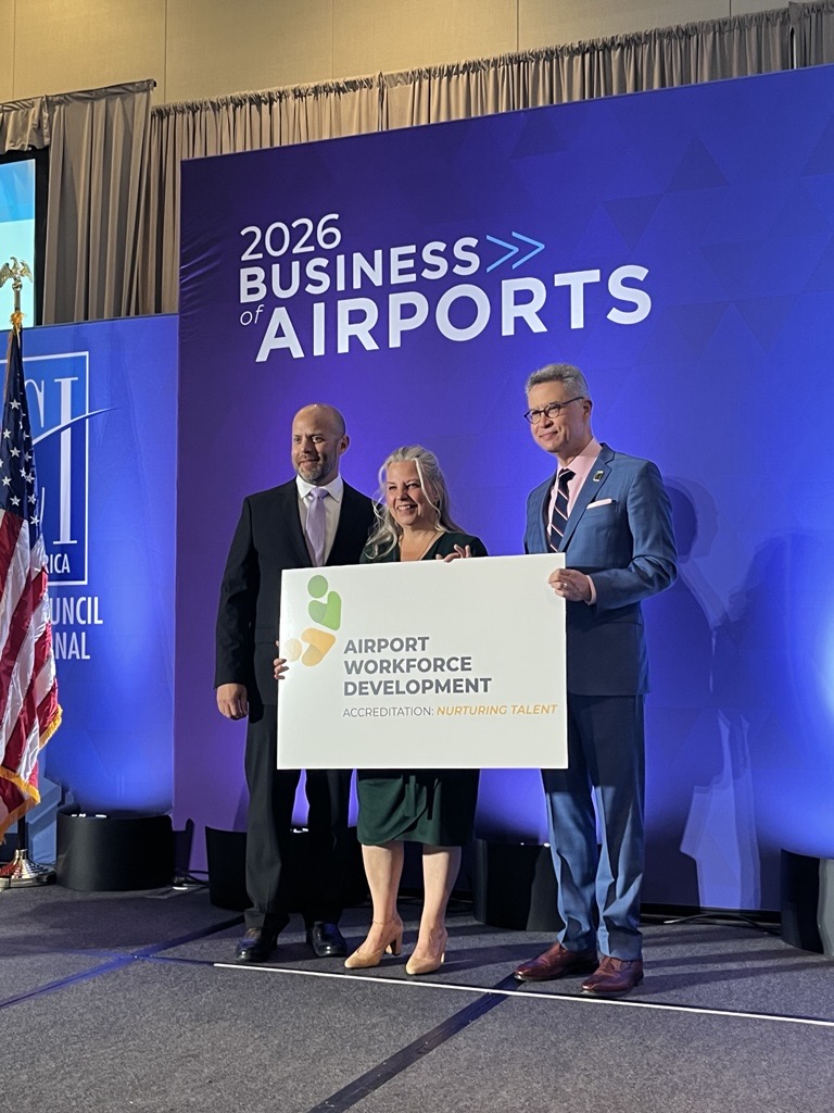 Des représentants de l’aéroport reçoivent une accréditation en développement de la main-d’œuvre à la conférence Business of Airports 2026.
