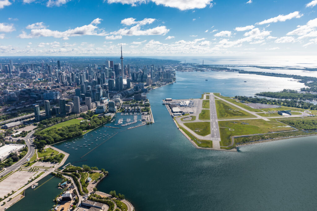 Vue aérienne de l’Aéroport Billy Bishop, du secteur riverain et du centre-ville de Toronto.