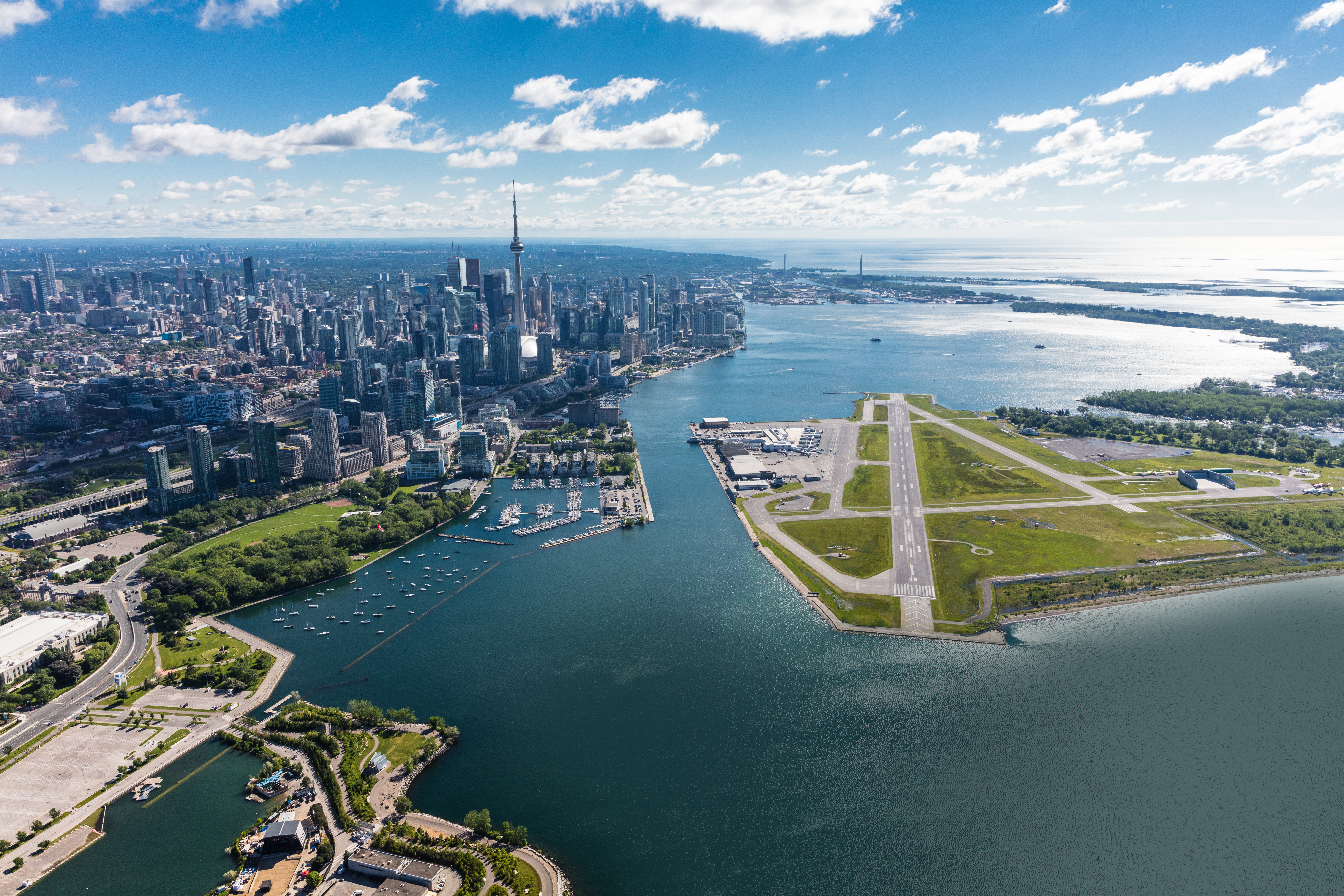Vue aérienne de l’Aéroport Billy Bishop, du secteur riverain et du centre-ville de Toronto.