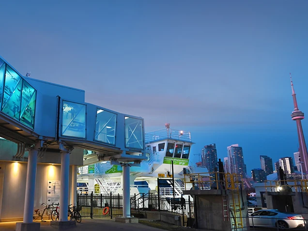 Le pavillon continental de l’aéroport éclairé en bleu au crépuscule.