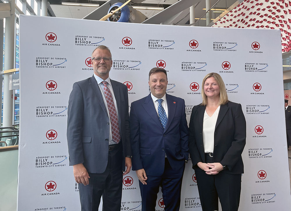 RJ Steenstra, Mark Galardo et Jennifer Quinn lors de l’annonce d’Air Canada.