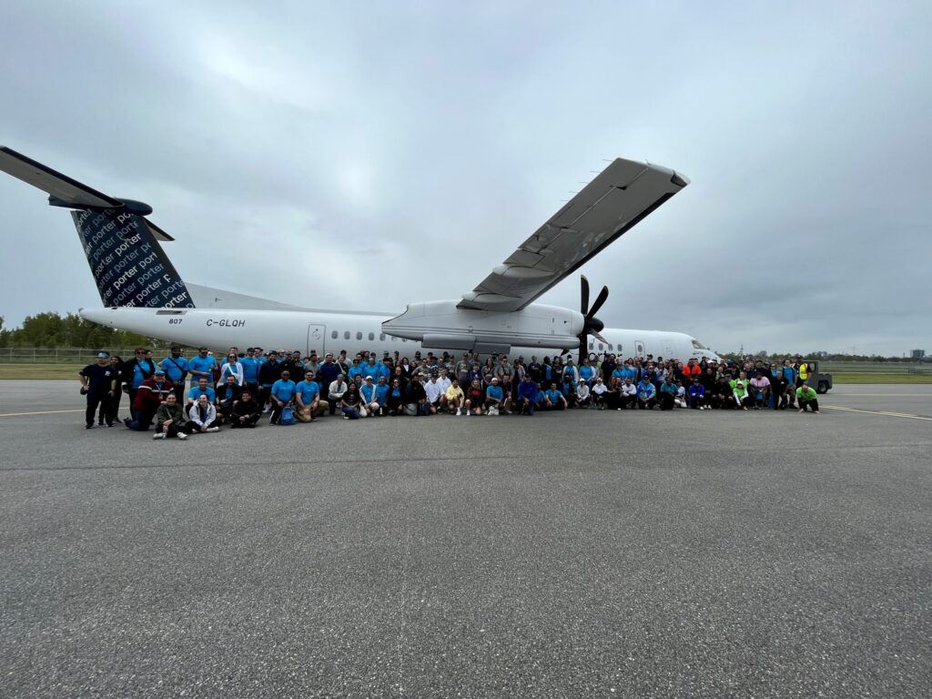 Des participants à Haul for Hope se rassemblent près d’un avion de Porter.