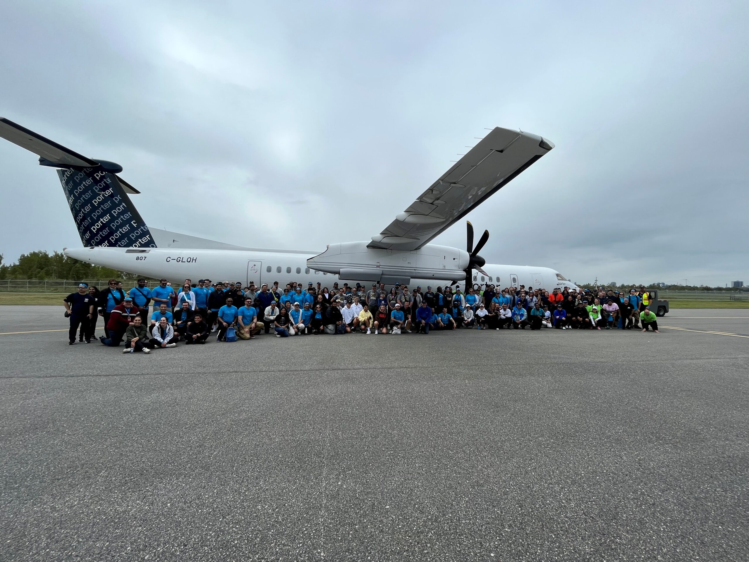 Des participants à Haul for Hope se rassemblent près d’un avion de Porter.