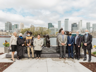 Des participants se réunissent près de la sculpture Maanjidowin lors de son dévoilement.