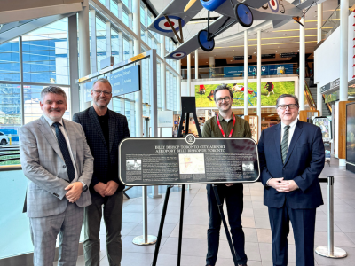 Des représentants dévoilent une plaque de Heritage Toronto soulignant 85 ans d’aviation.