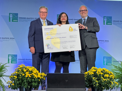 Des représentants de l’aéroport reçoivent un certificat d’accréditation carbone aéroportuaire.