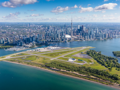 Vue aérienne de l’Aéroport Billy Bishop, du secteur riverain et du centre-ville de Toronto.