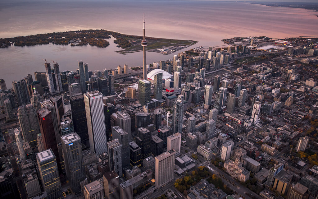Vue aérienne du centre-ville de Toronto et de l’aéroport insulaire au coucher du soleil.
