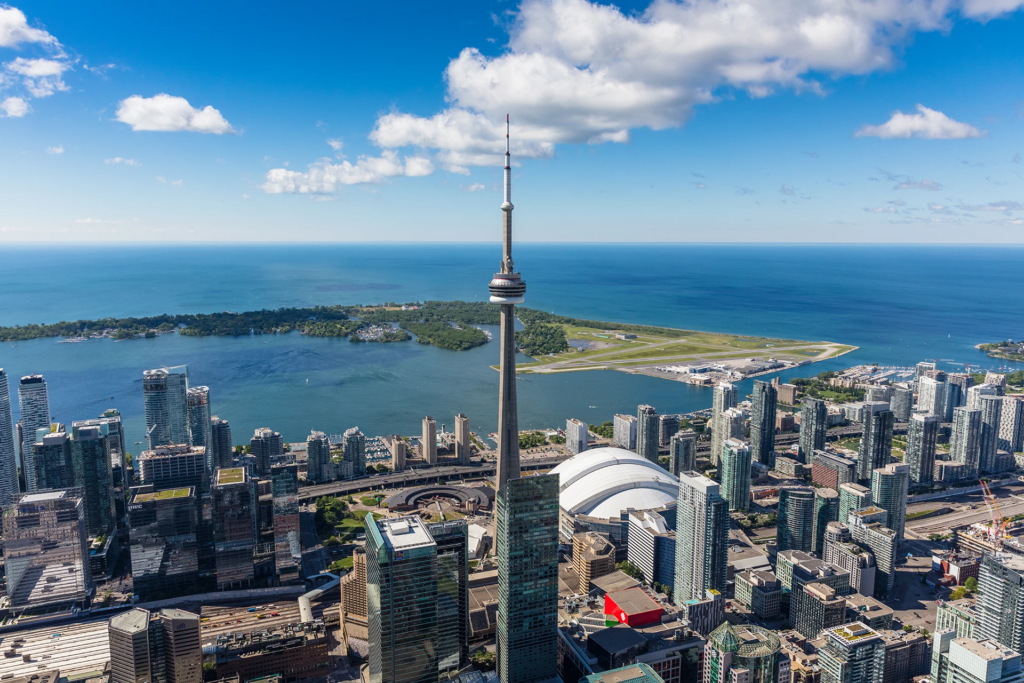 La Tour CN et le centre-ville de Toronto, avec l’Aéroport Billy Bishop de l’autre côté du port.