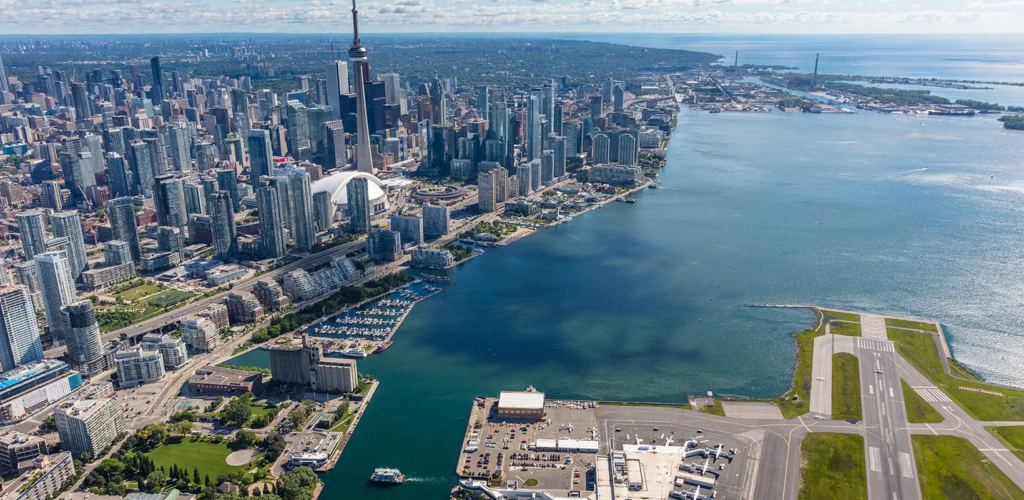 Vue aérienne du secteur riverain de Toronto et du littoral de l’aéroport.