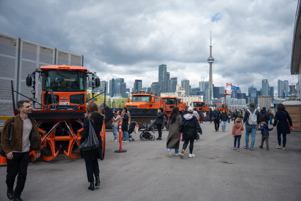 Des visiteurs découvrent les véhicules aéroportuaires lors de Portes ouvertes à l’Aéroport Billy Bishop.