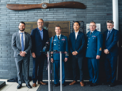 Des représentants près de l’exposition commémorative de l’Aviation royale canadienne à l’aéroport.