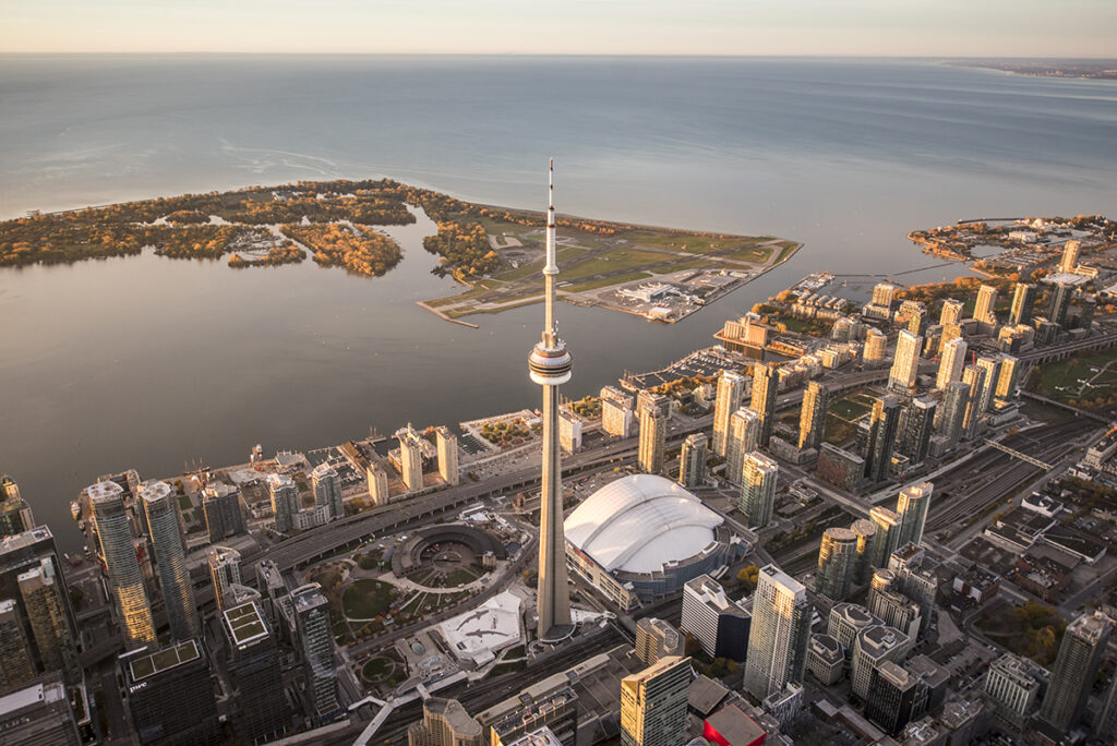Vue aérienne du centre-ville de Toronto et de l’aéroport insulaire au coucher du soleil.